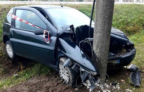 incidente pegognaga|Si schianta contro un palo grave una 21enne di Luzzara